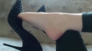 Admire my feet as I dangle my high heels - porn video