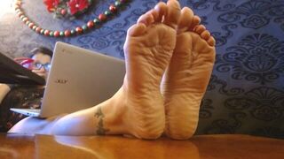 Sexy Milf Wrinkled Soles Barefoot Pink Toenails - porn video